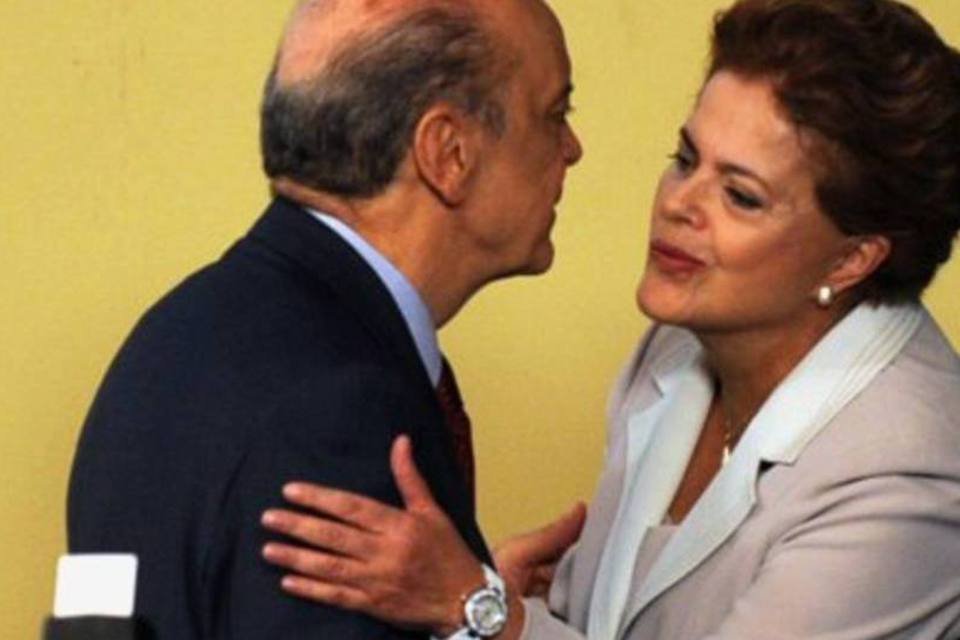 No rádio, Dilma fala da vida e Serra compara biografias