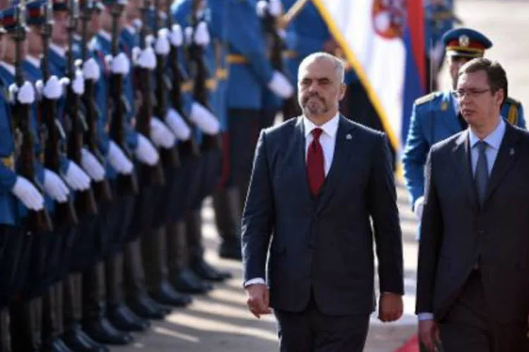Os primeiros-ministros sérvio, Aleksandar Vucic (e), e albanês, Edi Rama (ANDREJ ISAKOVIC/AFP)