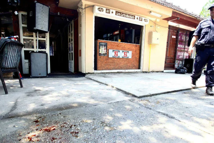 Policial caminha perto do local do tiroteio: polícia deteve o homem e abriu uma investigação (Djordje Kojadinovic/Reuters)