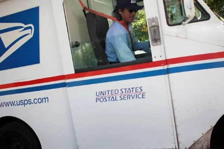 Van do Serviço Postal dos EUA: previsão de perdas no próximo ano fiscal é de US$ 6,4 bi (Joe Raedle/Getty Images)
