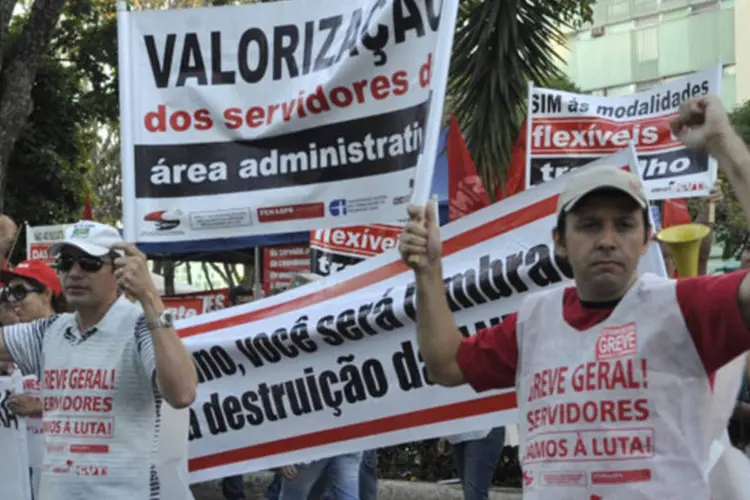 
	Servidores p&uacute;blicos federais em greve durante ato na Esplanada dos Minist&eacute;rios, em Bras&iacute;lia: servidores com altos sal&aacute;rios querem chegar a ganhar mais de R$ 25 mil
 (Valter Campanato/ABr)