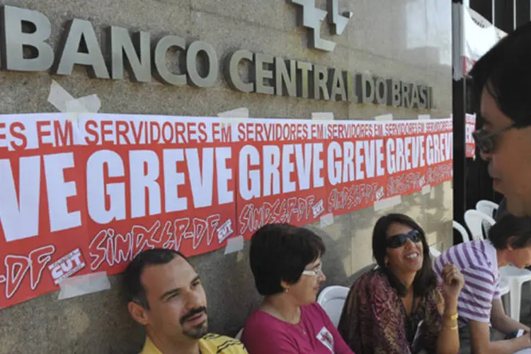Funcionários do BC em Brasília aderem a paralisação de 24 horas:  segundo o presidente do sindicato, apenas o serviço de distribuição de dinheiro está totalmente parado (Marcello Casal Jr./ABr)