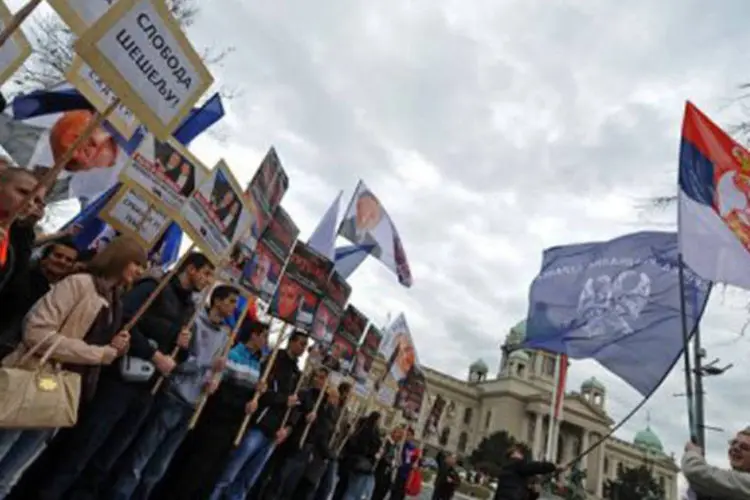 
	S&eacute;rvios protestam em frente &agrave; presid&ecirc;ncia em Belgrado contra a absolvi&ccedil;&atilde;o de Ramush Haradinaj: eles &nbsp;exigem que as autoridades renunciem ao projeto de ades&atilde;o &agrave; UE
 (Andrej Isakovic/AFP)