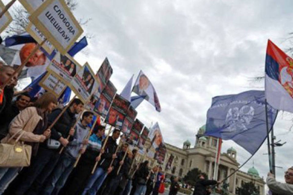 Sérvios protestam contra TPII e queimam bandeiras da UE
