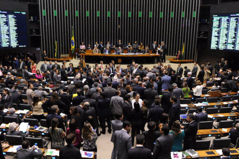 Sessão na Câmara tem bate-boca e protestos contra Cunha