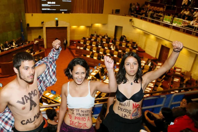 
	Aborto: o projeto, instaurado pelo governo da presidente socialista Michelle Bachelet, foi aprovado quase por todos
 (Rodrigo Garrido / Reuters)