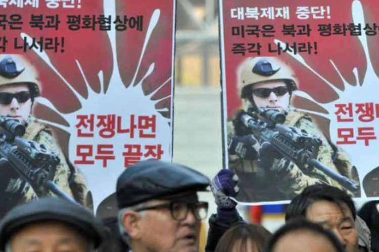 Ativisitas contrários à guerra protestam contra os exercícios militares em Seul, na Coreia do Sul (AFP/Jung Yeon-Je)