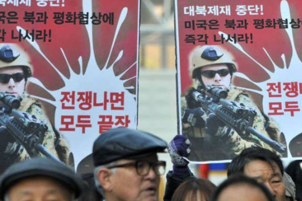 Ativisitas contrários à guerra protestam contra os exercícios militares em Seul, na Coreia do Sul (AFP/Jung Yeon-Je)