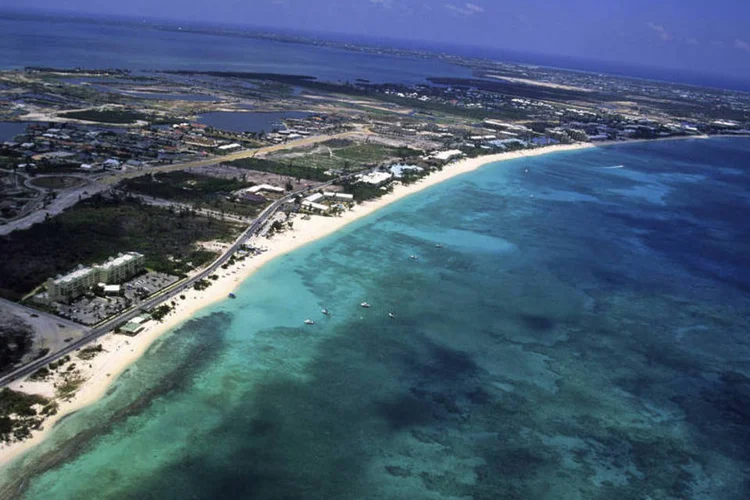 
	Seven Mile Beach, nas Ihas Cayman: Custos variam 5.600 reais entre alta e baixa temporada
 (Thinkstock/Jaime Villalta)