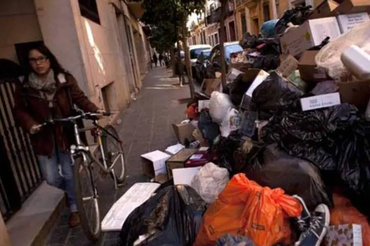 
	Lixo invade a cal&ccedil;ada em Sevilha: ap&oacute;s oito dias de greve, ambas as partes ainda n&atilde;o sentaram para negociar e o lixo acumulado nas ruas atinge 4.621 toneladas
 (AFP/ Jorge Guerrero)