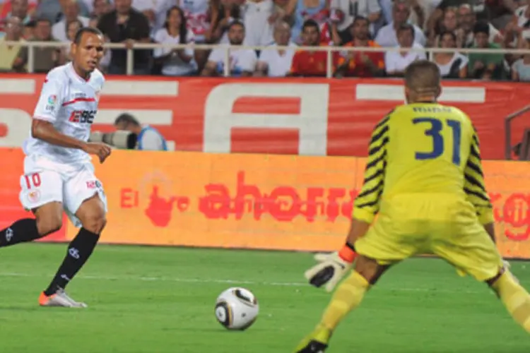 O brasileiro Luís Fabiano, do Sevilla, marca o primeiro gol do seu time contra o Barcelona, em jogo da Supercopa espanhola (Getty Images)