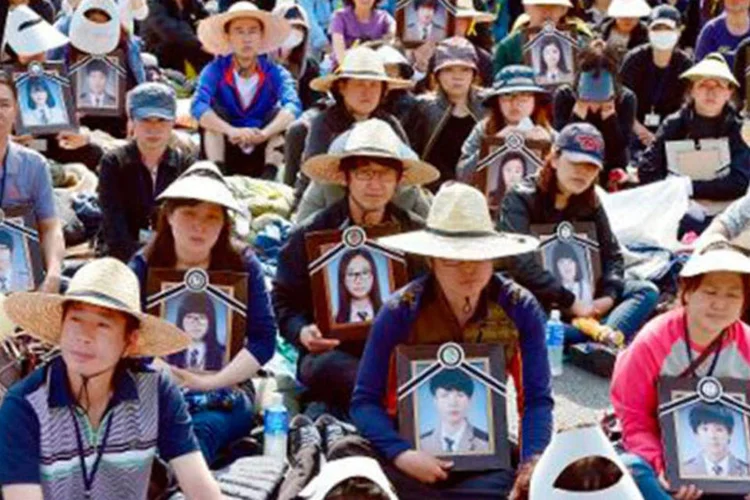 
	Parentes de v&iacute;timas do naufr&aacute;gio da balsa &#39;Sewol&#39; protestam em Seul para exigir um encontro com a presidente Park Geun-Hye: o incidente deixou cerca de 300 v&iacute;timas fatais
 (JUNG YEON-JE/AFP)