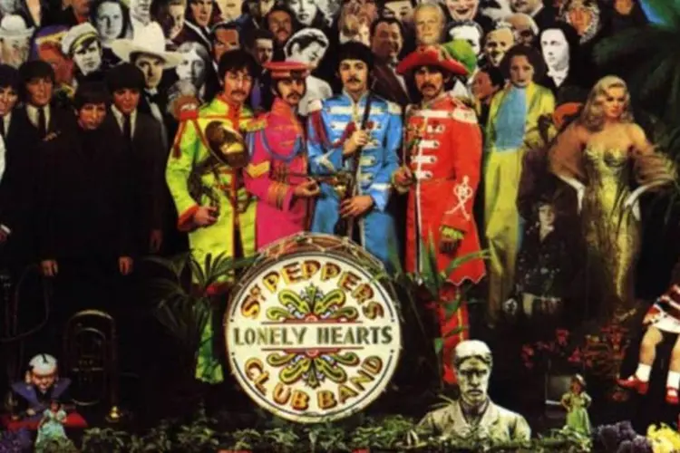 
	Capa do disco &#39;Sgt. Pepper&#39;s Lonely Hearts Club Band&#39;, dos Beatles: a jaqueta, de cor azul, segue o estilo da utilizada na capa do &aacute;lbum
 (Divulgação)