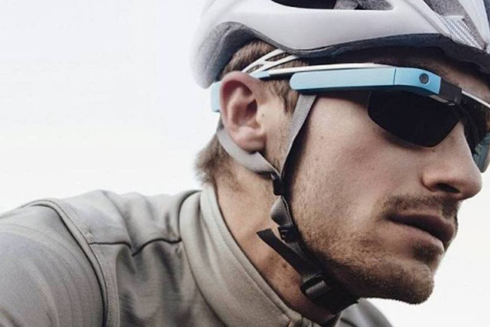 
	Homem de capacete com Google Glass: &nbsp;lentes s&atilde;o comercializadas no site www.google.com/glass&nbsp;por 1.500 d&oacute;lares, com uma arma&ccedil;&atilde;o (normal ou solar) de brinde
 (Divulgação/Google)