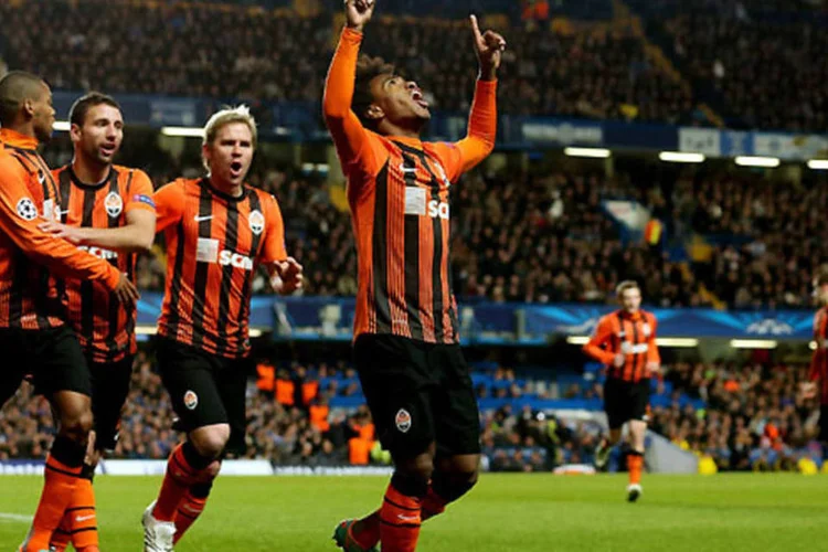 
	O jogador Willian do Shakhtar Donetsk celebra gol em partida contra o Chelsea
 (Scott Heavey/Getty Images)