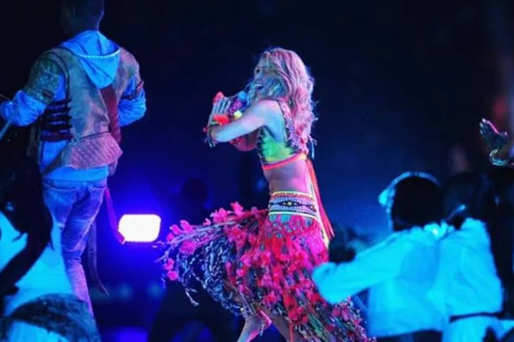 Shakira durante apresentação na final da Copa: cantora fez a música oficial do torneio (Clive Mason/Getty Images)