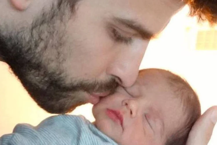 Piqué e seu filho com Shakira: a imagem foi divulgada através do site do chá de bebê virtual que organizou junto com a Unicef. (Unicef/Reprodução)