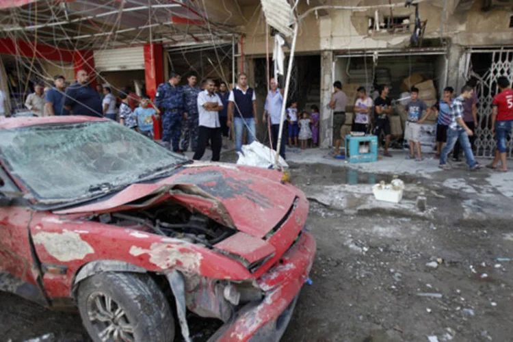 
	Tamb&eacute;m neste domingo, 14 pessoas, civis e militares, morreram na explos&atilde;o de um carro-bomba diante de um banco de Mossul, norte do Iraque
 (Saad Shalash/Reuters)