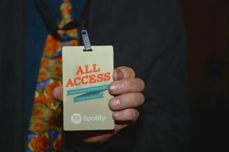 Um homem mostra seu passe para uma apresentação privada de Shane McAnally, em Nashville, nos Estados Unidos (Jason Davis/AFP)