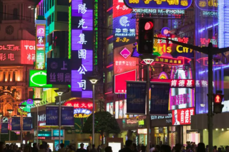 
	Rua de com&eacute;rcio em Xangai: vendas no varejo continuaram a subir mais de 10% o na base mensal
 (Getty Images)