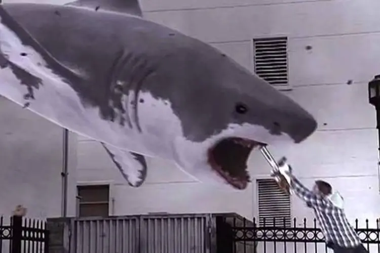 Há abundante banho de sangue em "Sharknado", como sugere esta cena do homem com uma motosserra (Reprodução de EXAME.com)