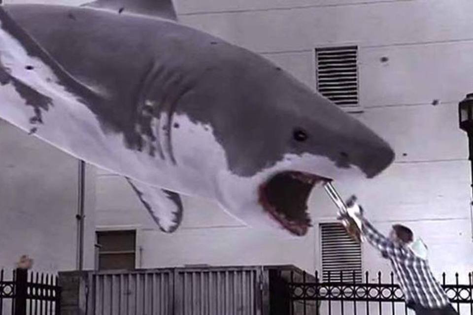“Sharknado”, o filme mais tosco do ano, bomba no Twitter