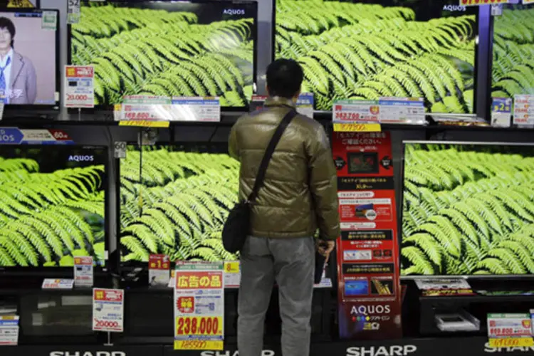 
	Homem olha para televisores em uma loja de eletr&ocirc;nicos: alta foi determinada pelo aumento dos gastos em bens de luxo , alimentos e autom&oacute;veis
 (Yuriko Nakao/Reuters)