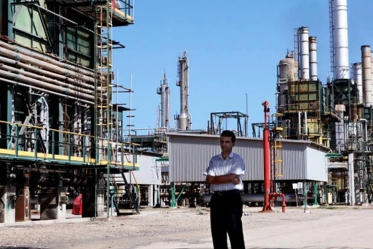 
	Refinaria de petr&oacute;leo na L&iacute;bia: produ&ccedil;&atilde;o de &oacute;leo do pa&iacute;s est&aacute; caindo com grupos armados protestando contra o governo
 (Shawn Baldwing/Bloomberg)