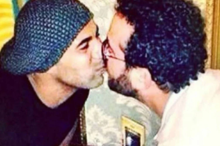 Foto de Sheik beijando amigo: atacante pediu desculpas aos torcedores que se sentiram "desrespeitados", mas salientou que esse era um preconceito "babaca" (Reprodução)