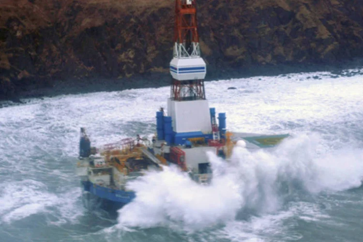 Sonda da Shell encalhada na costa de uma ilha do Alasca (Jonathan Klingenberg/USCG/Reuters)
