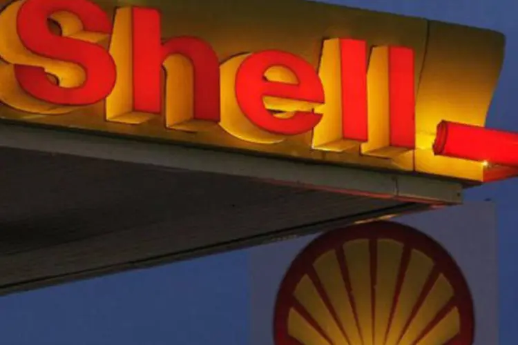 
	Posto Shell: no per&iacute;odo anterior ao in&iacute;cio do embargo da UE ao petr&oacute;leo iraniano, em 1&ordm; de julho, a Shell continuou comprando do Ir&atilde;
 (Shaun Curry/AFP)