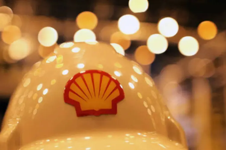 
	Funcion&aacute;rio com s&iacute;mbolo da Shell em capacete
 (Andrey Rudakov/Bloomberg)