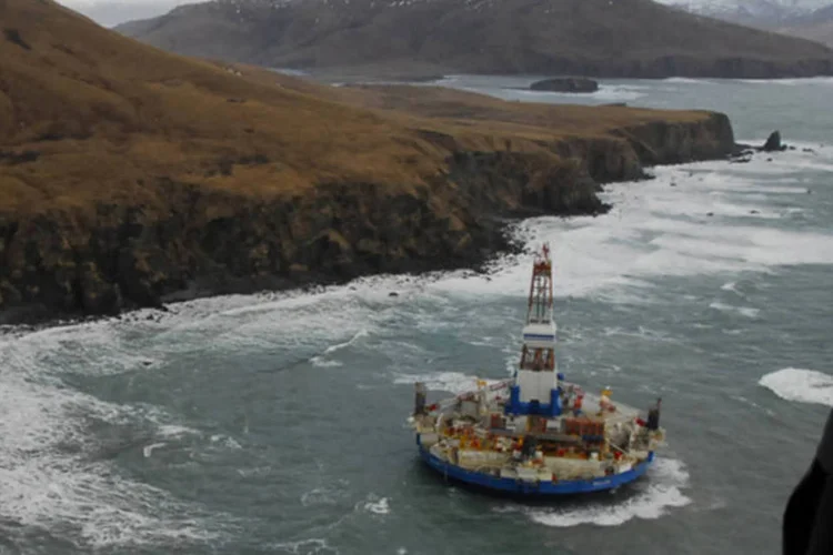 
	Sonda Kulluk foi removida na noite de ano novo durante o que foi descrito como condi&ccedil;&otilde;es de &quot;quase furac&atilde;o&quot;, quando foi rebocada para o sul, onde ficar&aacute; durante o inverno
 (U.S. Coast Guard/Zachary Painter/Divulgação)
