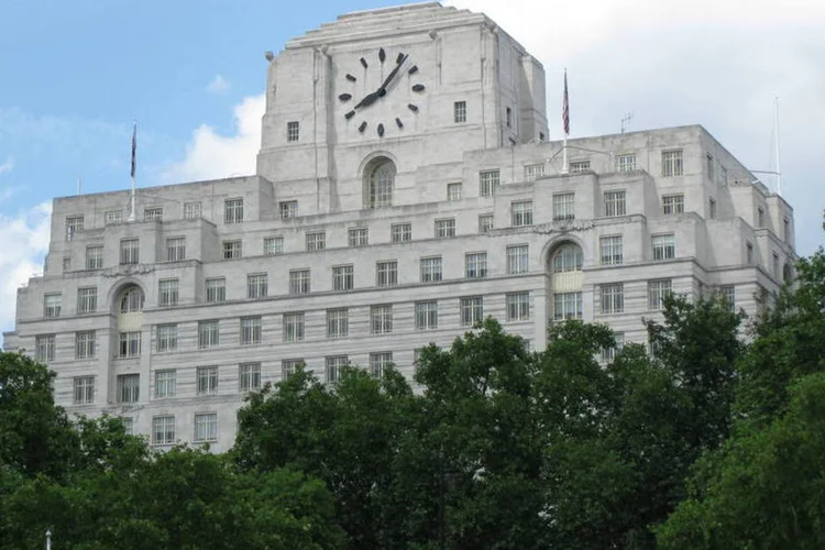
	Sede da Pearson, em Londres: companhia agora espera que o lucro por a&ccedil;&atilde;o ap&oacute;s encargos de reestrutura&ccedil;&atilde;o fique por volta de 0,70 libra, em compara&ccedil;&atilde;o a um consenso de estimativas de cerca de 0,76 libra
 (David Jones/Wikimedia)