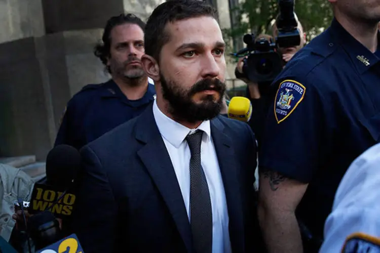 Ator Shia LaBeouf deixa tribunal em Manhattan nesta quarta-feira (REUTERS/Mike Segar)
