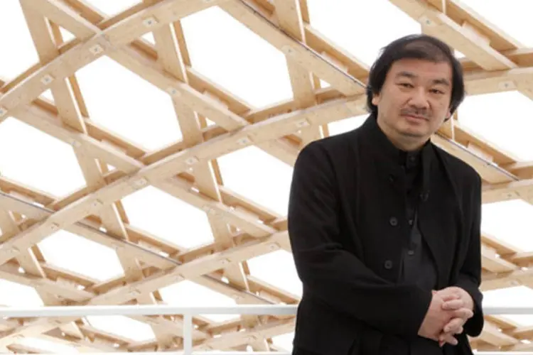 Arquiteto japonês Shigeru Ban posa durante visita ao museu Centre Pompidou-Metz, a leste da cidade de Metz (Benoit Tessier/Reuters)