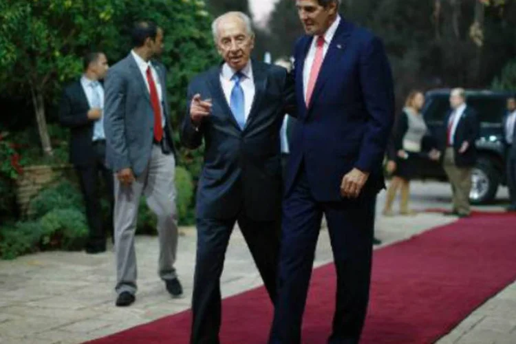 Shimon Peres (e) recebe John Kerry em Jerusalém: "agradecemos seus esforços. Te encorajamos e esperamos alcançar em breve resultados positivos", declarou (Jason Reed/AFP)