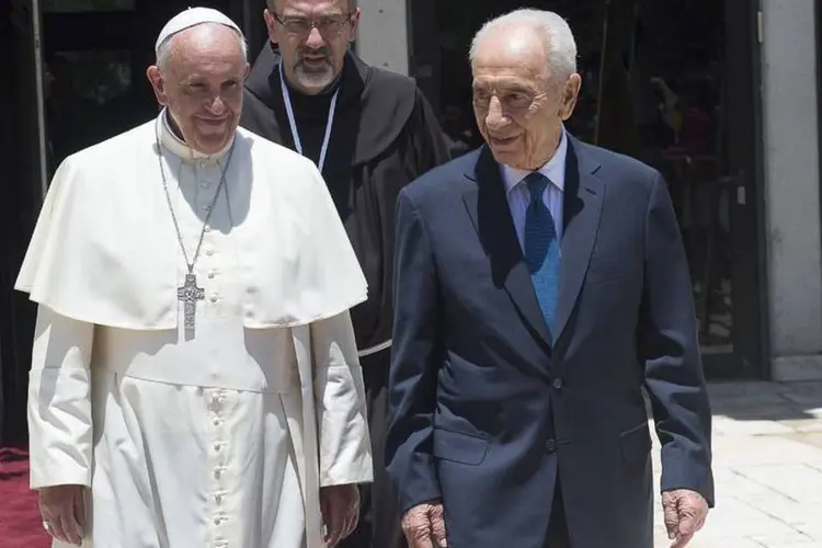 Shimon Peres ao lado do papa Francisco: nenhum dos cinco candidatos ao lugar de Peres obteve os 61 votos requeridos no Legislativo (Osservatore Romano/Reuters)