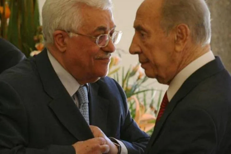 Perez (d) expressou 'respeito' e 'simpatia' por Abbas (e) (Uriel Sinai/Getty Images)