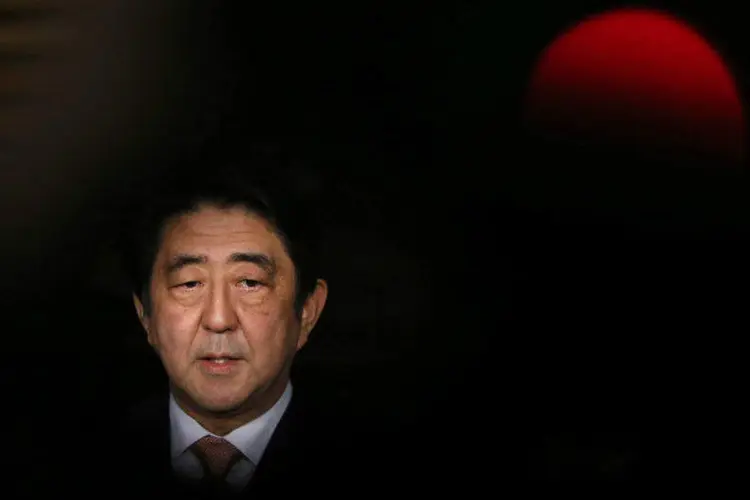 
	O primeiro-ministro japon&ecirc;s, Shinzo Abe: ele estava na Indon&eacute;sia nesta quarta-feira participando de uma c&uacute;pula &Aacute;sia-&Aacute;frica
 (Toru Hanai/Reuters)