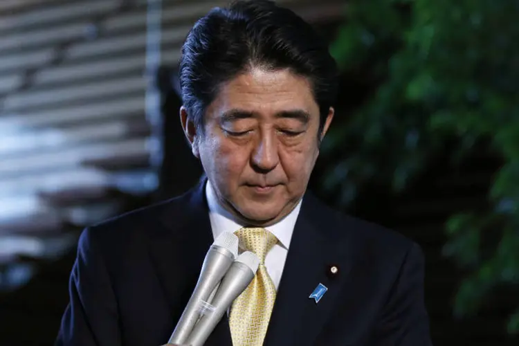 
	Shinzo Abe: jornal conservador Sankei disse que Abe iria adiar o aumento do imposto em um ano e meio, para abril de 2017
 (Toru Hanai/Reuters)