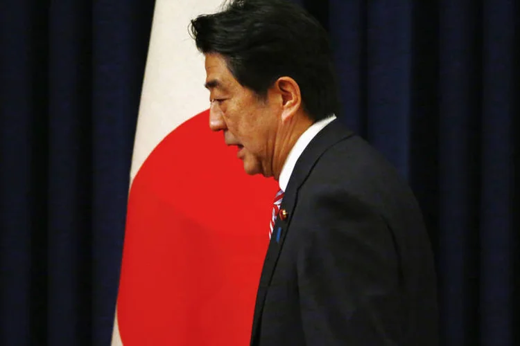 Shinzo Abe: "programa de estímulos do banco central do Japão visa a acabar com a deflação e sustentar a demanda doméstica" (Petar Kujundzic/Reuters)