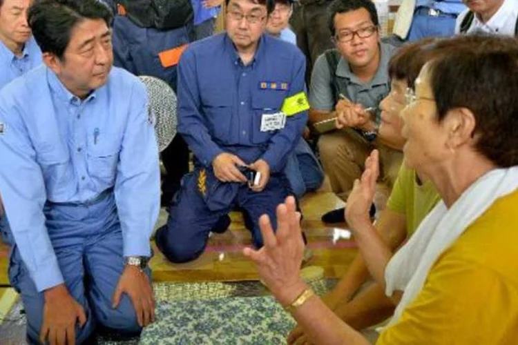 
	Primeiro-ministro japon&ecirc;s, Shinzo Abe, com pessoas que tiveram que deixar casas
 (Japan Pool/AFP)