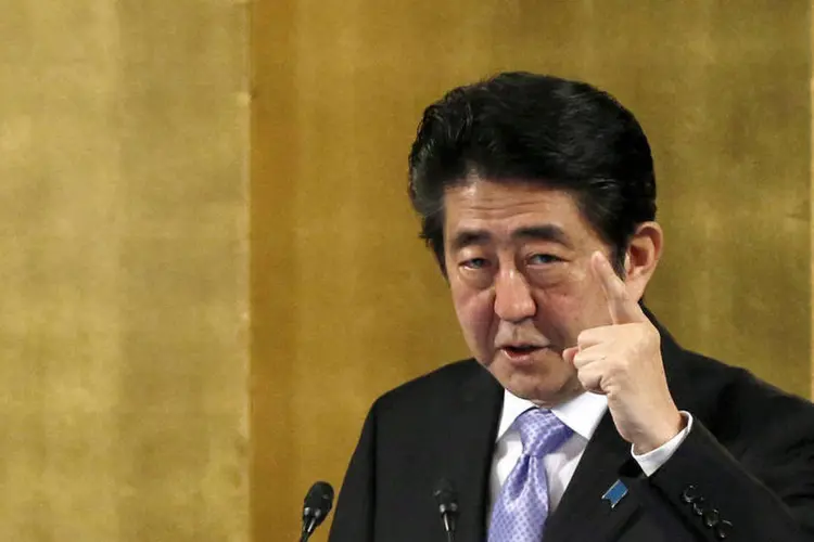 
	Shinzo Abe, primeiro ministro do Jap&atilde;o: Abe tamb&eacute;m disse que vai &quot;considerar como devemos lidar com o imposto sobre vendas&quot;
 (Toru Hanai / Reuters)