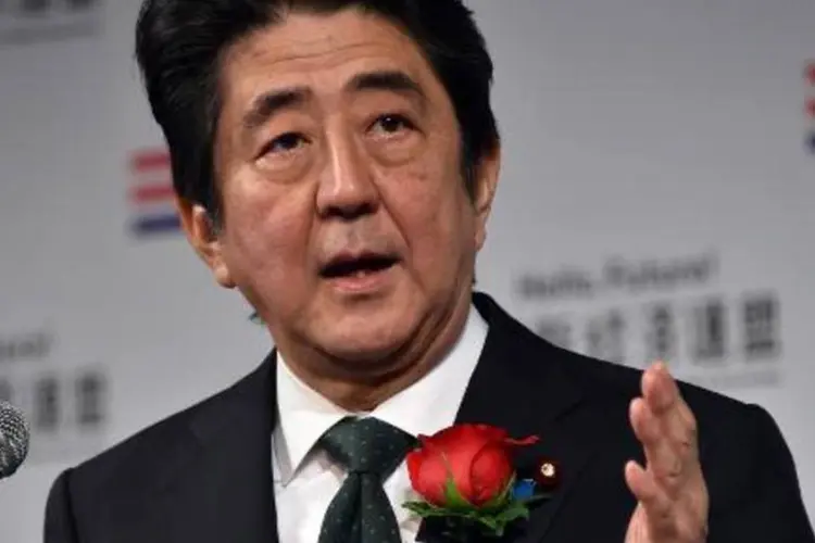 
	Shinzo Abe: premi&ecirc; assumiu o governo no fim de 2012 com a promessa de dar fim a d&eacute;cadas de defla&ccedil;&atilde;o e mazelas econ&ocirc;micas
 (Yoshikazu Tsuno/AFP)
