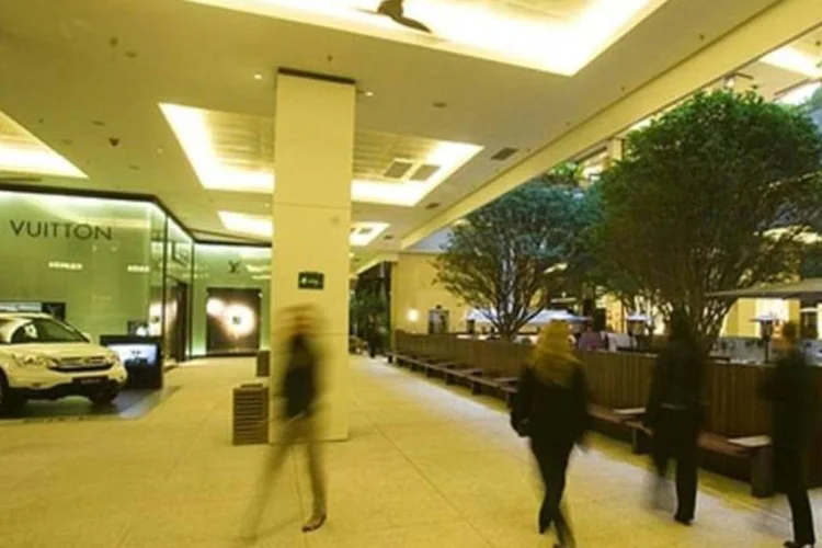 Pessoas passeando pelo interior do Shopping Cidade Jardim (Mário Rodrigues/Veja SP)