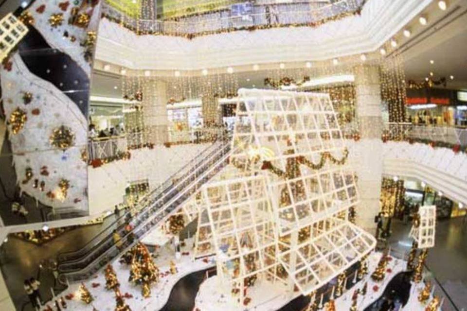 Shopping com decoração natalina em SP: consumidores vão gastar menos para levar os produtos (Rogério Montenegro/Veja SP)