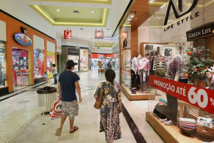 Consumidores caminham dentro do shopping Patio Brasil, em Brasília (Gregg Newton/Bloomberg)