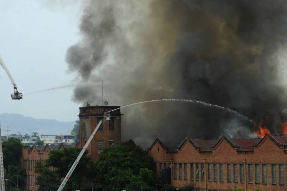 Shopping reabre no Rio três dias depois de incêndio