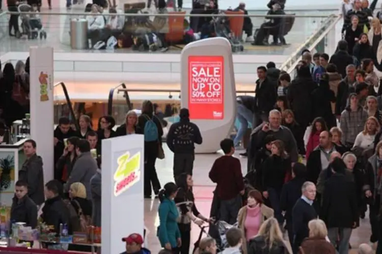 Consumidores fazem compras em shopping londrino (Oli Scarff/Getty Images/Getty Images)